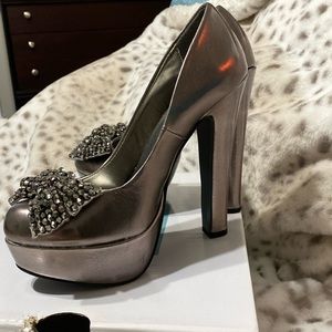 NWOT Call it Spring Pewter platform heels. Size 5